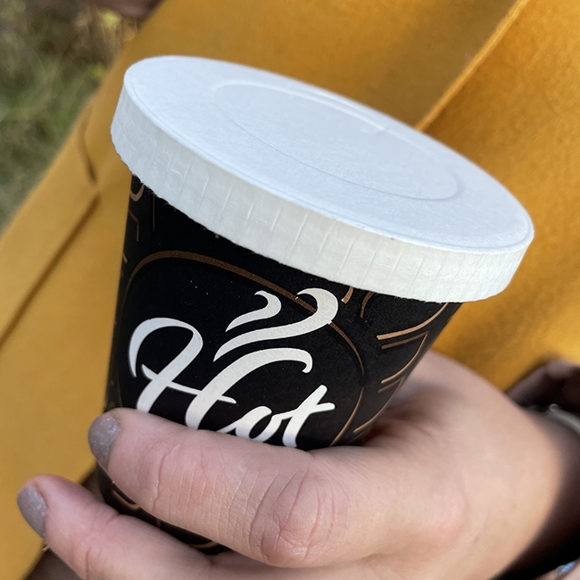 Papierkappen mit Trinkbrunnen