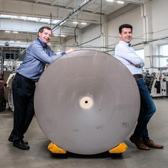 Ze sámošky papírové impérium