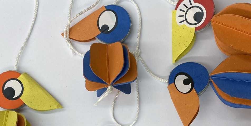 Barevní ptáčci od dětí z Jirkova